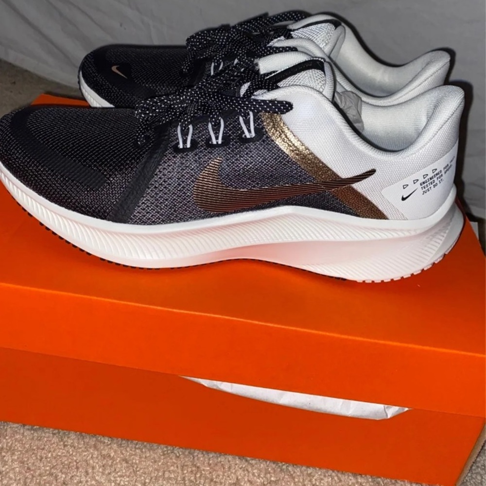 Womens Nike Quest 4 Run sneakers